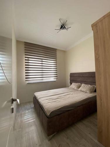 una camera con letto e ventilatore a soffitto di COSY APPARTEMENT near the sea a Kargicak