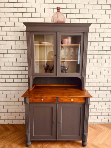 a gray hutch with a glass door at MARKT LIFE HOME APPARTMENTS in Lutherstadt Wittenberg