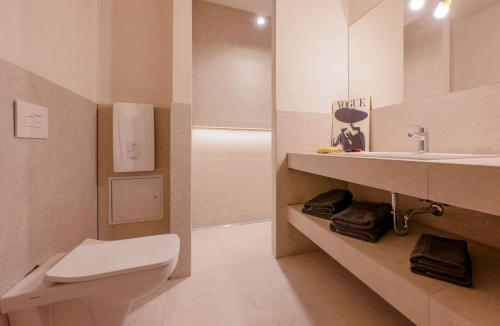 a bathroom with a toilet and a sink at MARKT LIFE HOME APPARTMENTS in Lutherstadt Wittenberg