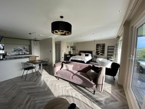 Ruang duduk di Loudoun Mains Luxury Lodges
