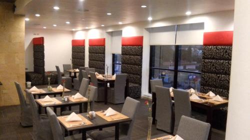 a restaurant with tables and chairs in a room at Minister Business Hotel in Tegucigalpa