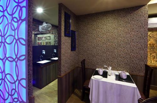 uma sala de jantar com uma mesa e um balcão em Hotel Blue Bird, Nagaon em Nowgong