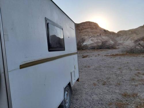 a white trailer with a window in the desert at ג'וני- חוויה בקארוון מדברי in Sappir