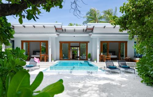 einen Blick auf eine Villa mit einem Pool in der Unterkunft Ifuru Island Resort Maldives - 24-Hours Premium All-inclusive with Free Domestic Transfer in Raa Atoll