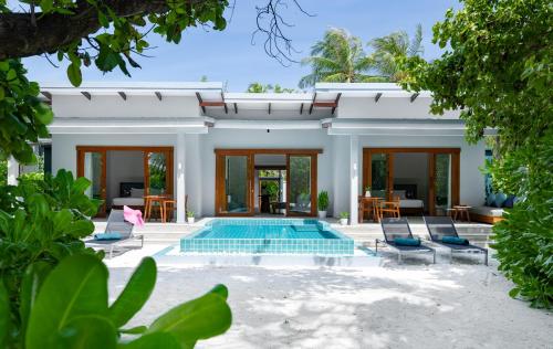 Ifuru Island Resort Maldives - 24-Hours Premium All-inclusive with Free Domestic Transfer في را أتول: اطلالة خارجية على فيلا مع مسبح
