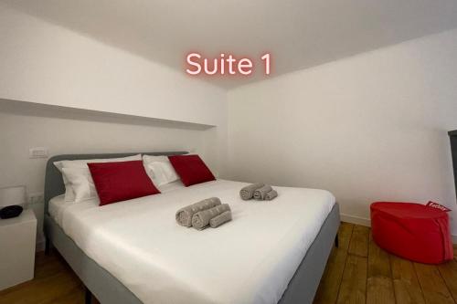 Giường trong phòng chung tại Navigli Design Loft - 7 stops from Duomo, AC, Netflix