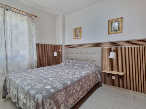 - une chambre avec un lit et une fenêtre dans l'établissement Аппартаметы Seguro De Sol Playa de la Arena, à Puerto de Santiago