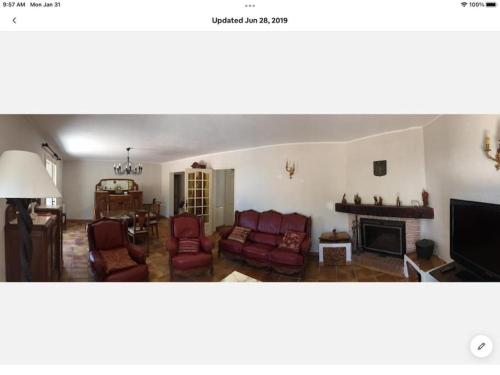 un salon avec un canapé et une cheminée dans l'établissement Petit coin de Paradis en Provence, à Aups