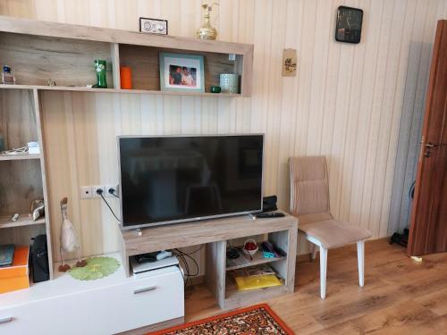 Een TV en/of entertainmentcenter bij Прекраснные апартаменты с панорамным видом на море
