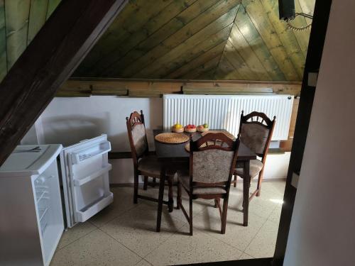 uma cozinha com mesa e cadeiras num quarto em Ubytování Opava em Opava