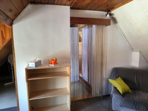 um pequeno quarto com um sofá e uma janela em Ubytování Opava em Opava
