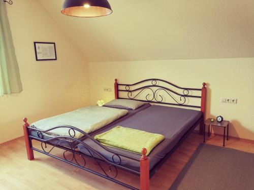 een slaapkamer met 2 bedden in een kamer bij Little Poet's Lodge in Schwenningen