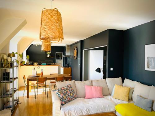 a living room with a white couch and a dining room at Blois, vue panoramique Loire in Blois