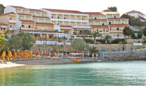 サモスにあるSamos Bay Hotel by Gagou Beachのビーチ沿いのホテル