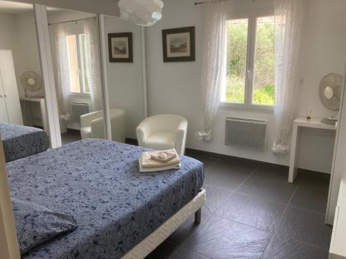 une chambre avec deux lits et deux fenêtres dans l'établissement Villa récente avec piscine privée, aux Angles (Gard)