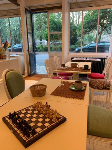 Un tablero de ajedrez sobre una mesa en una habitación. en galerie jacqueline storme, en Lille