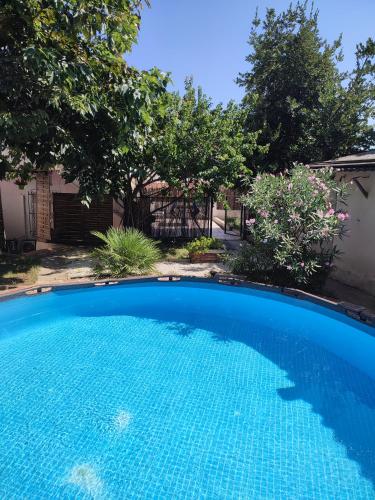 une grande piscine bleue dans une cour dans l'établissement Le bon séjour, à Marseille