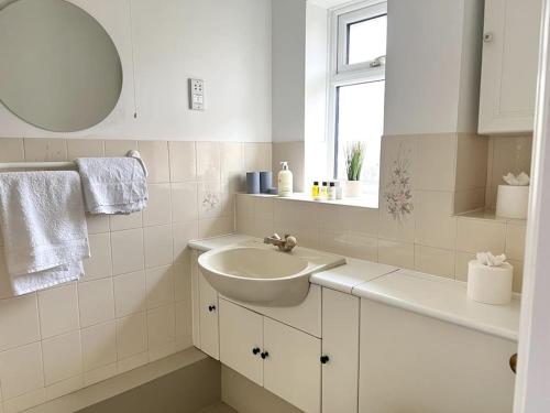 Partridge House • Sleeps 9 – Photos 3