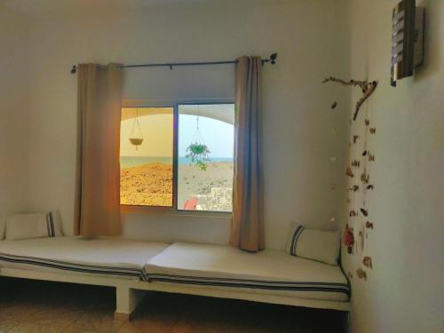 - un siège de fenêtre dans une chambre avec vue sur le désert dans l'établissement Casa Branca, à Porto Novo