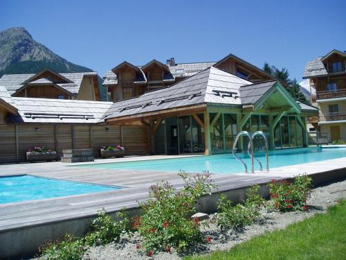 Poolen vid eller i närheten av Apartment in Chalet Chamoissiere