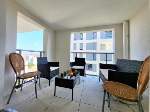 un salon avec des chaises et un canapé dans l'établissement Le Lucie - Bain de lumière au pied du métro, à Bagneux