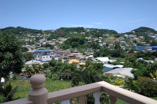 d'un balcon offrant une vue sur la ville. dans l'établissement Ark Royal of the Caribbean, à Kingstown