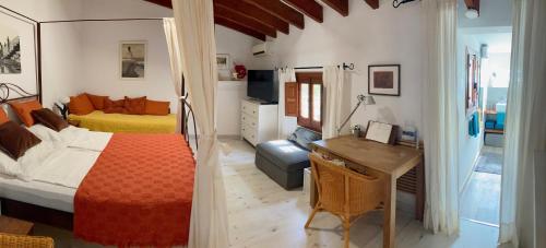 Postel nebo postele na pokoji v ubytování Dachterrassenzimmer in romantischem Landhaus mit Pool