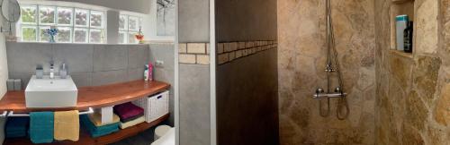 Koupelna v ubytování Dachterrassenzimmer in romantischem Landhaus mit Pool