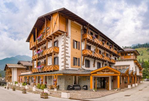 duży budynek z balkonami po jego stronie w obiekcie Hotel Belvedere w mieście San Martino di Castrozza