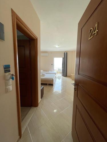 Ένα ή περισσότερα κρεβάτια σε δωμάτιο στο Belvedere Hotel & Suites