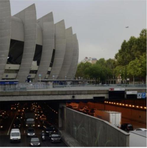 eine Brücke über eine Autobahn mit Autos drauf in der Unterkunft Studio à 2 pas Parc des Princes in Paris