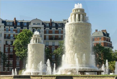 2 fontaines devant un bâtiment dans l'établissement Studio à 2 pas Parc des Princes, à Paris