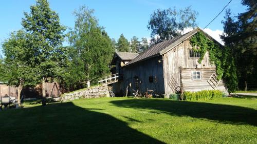 eine alte Scheune mit einem großen Hof davor in der Unterkunft Søberget in Stange