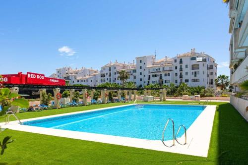 ein Schwimmbad in der Mitte eines Gebäudes in der Unterkunft Marbella Marina Banus luxurious apartment, Sea and mountain views in Marbella