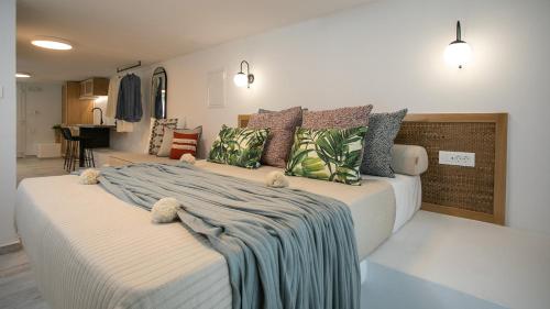 - une chambre avec 2 lits et des oreillers dans l'établissement Hermes Luxury Suites, à Naxos Chora