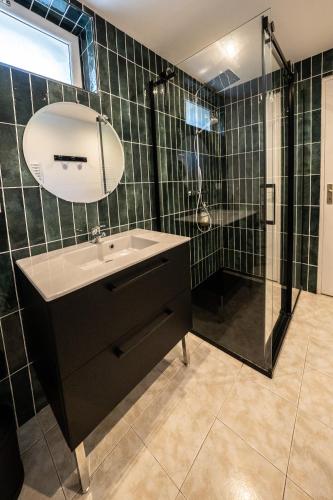 Ένα μπάνιο στο Gîte Jardin - Broussas Beach - Stay In Vassivière