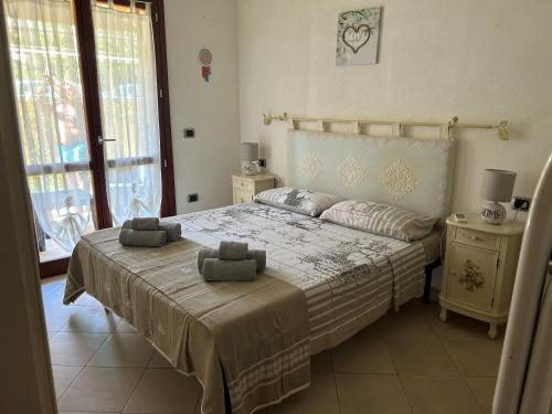 una camera con un letto con due cuscini sopra di La Casa azzurra a La Maddalena