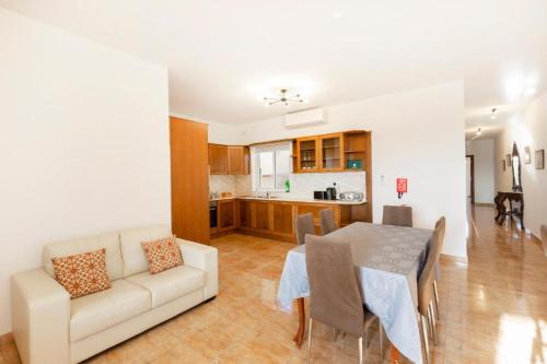 Η κουζίνα ή μικρή κουζίνα στο Gudja - Lovely 3 bedroom unit with own private entrance