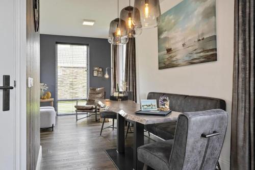 a dining room with a table and chairs at Prachtige vakantievilla Burdaard in Burdaard