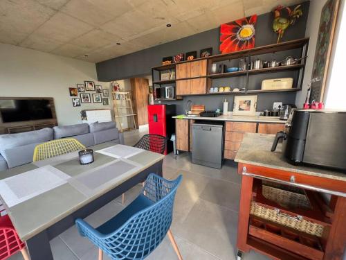 Dapur atau dapur kecil di Vincent - Artistic Luxury Suite