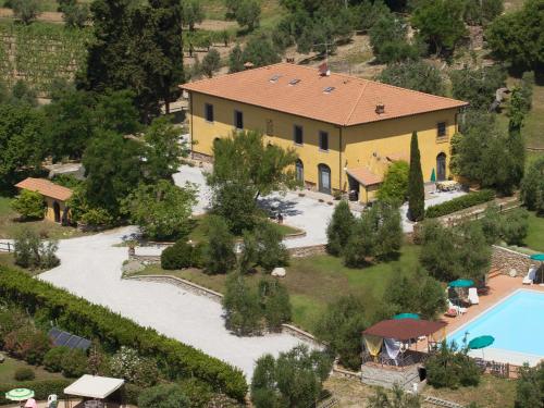 una vista aérea de una casa y una piscina en Casa del Lecceto, en Campiglia Marittima