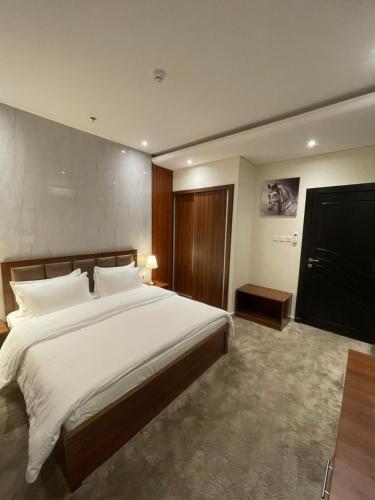 بريفير للأجنحة الفندقية Privere Hotel Suites في الرياض: غرفة نوم بسرير كبير في غرفة