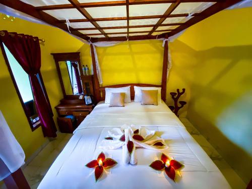 Un dormitorio con una cama con flores. en Ananda Homestay Lemukih, en Singaraja