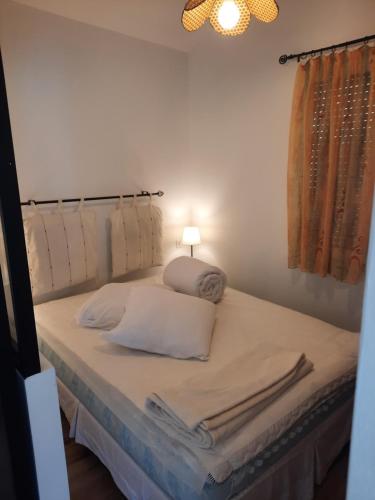 - un lit avec des serviettes dans l'établissement Les Amandiers, à Biscarrosse