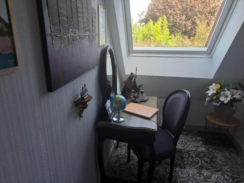 a desk in a room with a mirror and a chair at LA TOURELLE in Morlaix