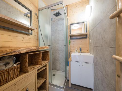 een badkamer met een douche en een wastafel bij Green Garden blok 2 on floor 3 in Middelkerke