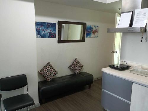 een wachtkamer met een stoel en een spiegel bij Azure Urban Resort Residences Staycation in Manilla