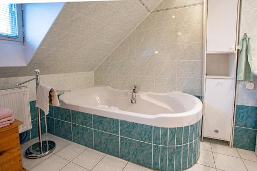 La salle de bains privative est pourvue d'une baignoire. dans l'établissement Penzion Eva Krnov, à Krnov