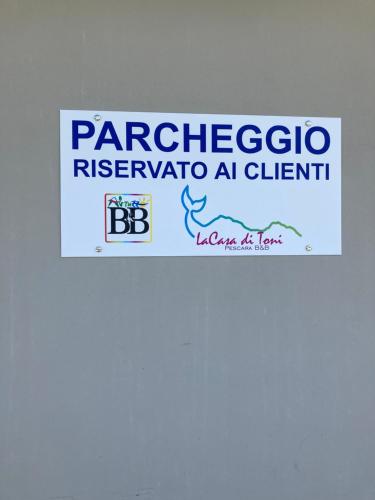 a sign that reads parlez ricochetro reggio a client at La Casa di Toni in Pescara