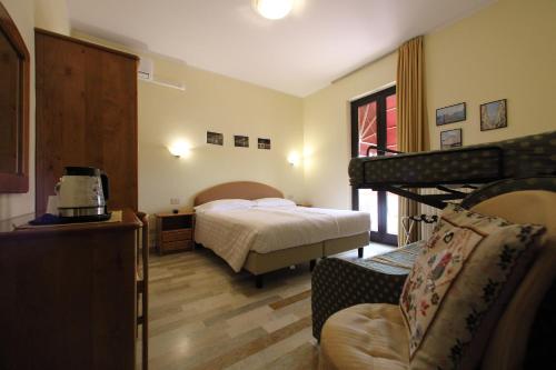 een slaapkamer met 2 bedden en een stapelbed bij Hotel Primavera in Peschiera del Garda